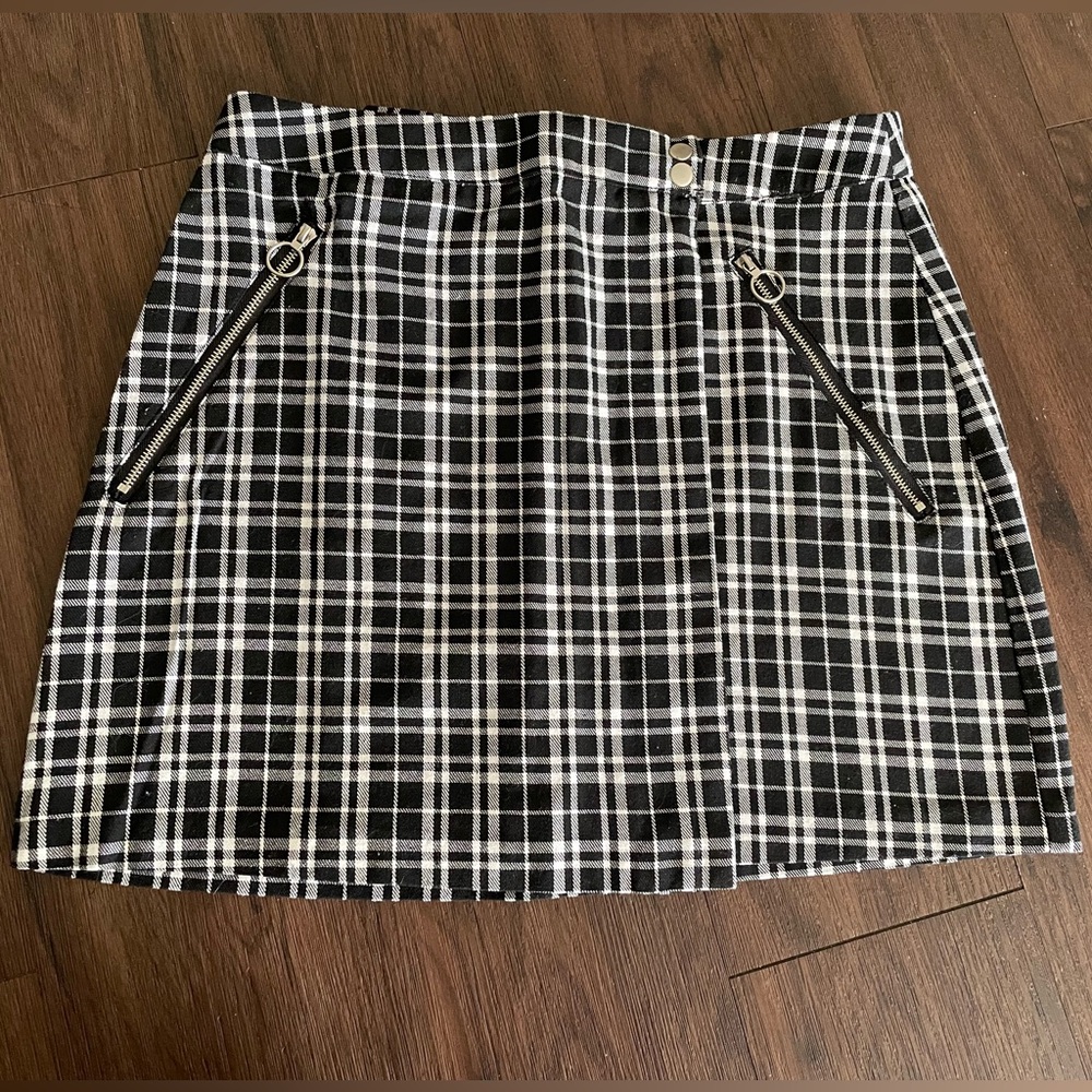 Cotton candy LA plaid skirt size medium. Black and white plaid skirt goth grunge